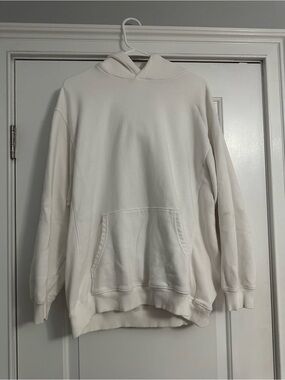 Woman’s white aerie hoodie